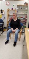 Tuolijumppaa vetämässä Minna Mäkelä